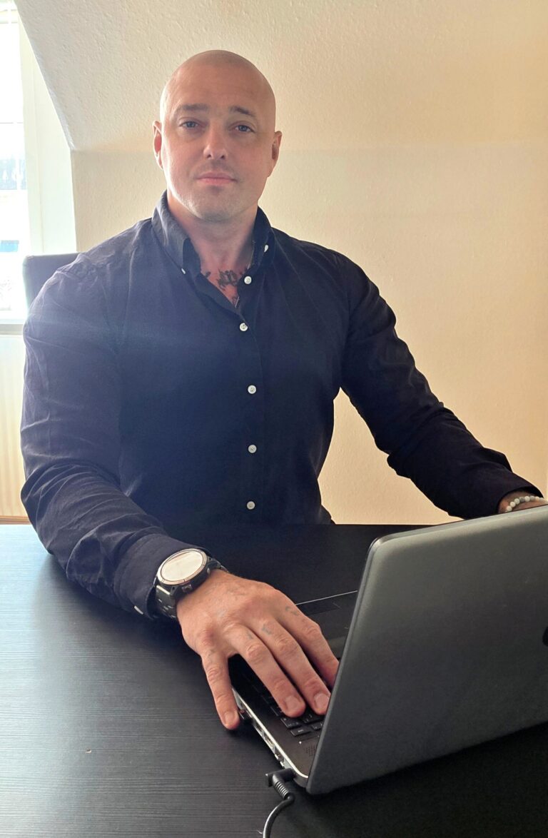 Glenn Gaden arbejder ved skrivebord, konsulent hos Din Indre Kerne i Aalborg